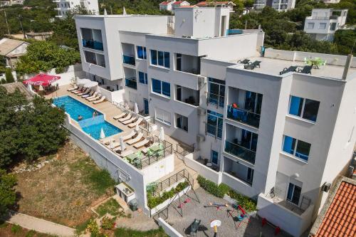 Bazén v ubytování Apartments Limunada nebo v jeho okolí