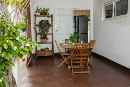 - une salle à manger avec une table et des chaises dans l'établissement SANDY LANE COTTAGE, à Tamarin