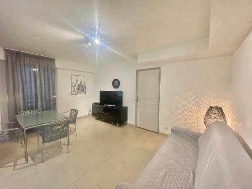 Vieux Port One Bedroom Apartment A05