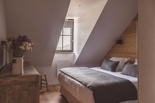 1 dormitorio con cama y ventana en Les Hauts de Saint-Lary, en Saint-Lary-Soulan