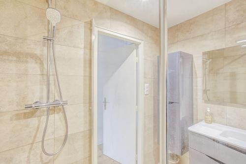 La salle de bains est pourvue d'une douche et d'un lavabo. dans l'établissement Panorama Cathédrale - Appt lumineux avec parking privé, à Strasbourg