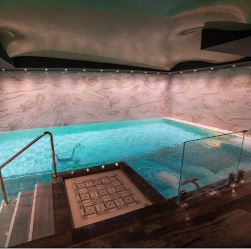 a large swimming pool in a building at Apartman Milanovic in Pribojska Banja