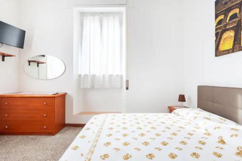 Tempat tidur dalam kamar di Felici’s apartment agli scavi di Ostia Antica