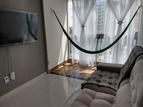 een woonkamer met een bank en een flatscreen-tv bij Apto 3/4 Mobiliado em Recife Cond. CLUBE in Recife