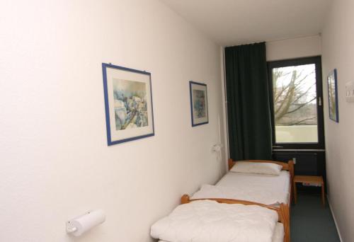 ブラズィリアンにあるFerienwohnung L217 für 2-4 Personen an der Ostseeのベッド2台と窓が備わる客室です。