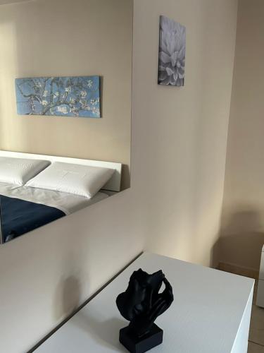 Zimmer mit 2 Betten und einer schwarzen Skulptur auf dem Tisch in der Unterkunft Le radici dell’Etna holiday house in Paterno
