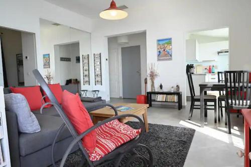 un salon avec un canapé et une table dans l'établissement Les Lucioles - Vue mer, AC, Wi-Fi, 4 pers, à Villefranche-sur-Mer