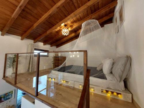a bed in a room with a glass ceiling at Cueva Atlantis in Stamnoí