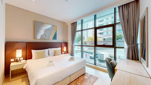Postel nebo postele na pokoji v ubytování Primestay - Seven Palm 2BR in Palm Jumeirah