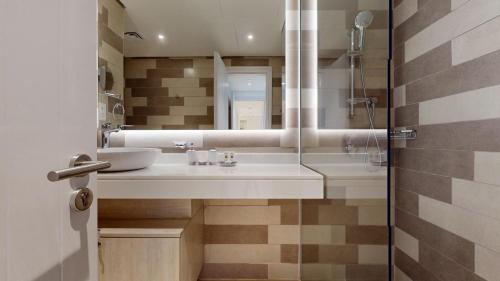 Koupelna v ubytování Primestay - Seven Palm 2BR in Palm Jumeirah