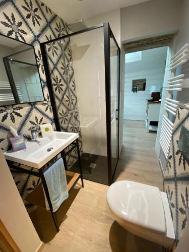 une salle de bain avec un lavabo, des toilettes et un miroir dans l'établissement CASA SORRISO, à La Daguenière