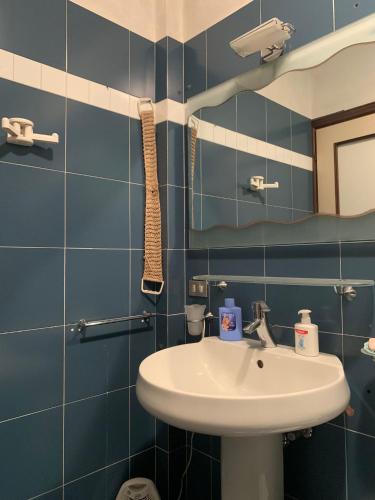 uma casa de banho com um lavatório e um espelho em Appartamento Lory em Baveno