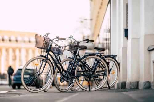Luga Homes - Karli في لايبزيغ: اثنين من الدراجات متوقفة على جانب المبنى