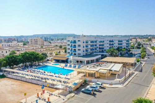 Bazén v ubytování TETYK Hotel nebo v jeho okolí