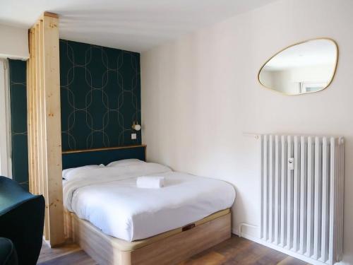 1 dormitorio con 1 cama con pared verde en Armée 11 - Joli Studio récemment rénové, en Estrasburgo