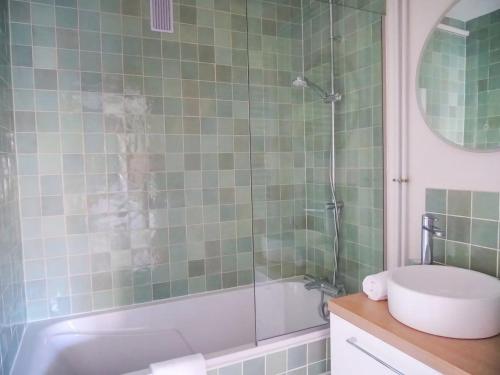 une salle de bain avec une baignoire, un lavabo et une douche dans l'établissement Le Cocon Urbain - Joli Studio récemment rénové, à Strasbourg