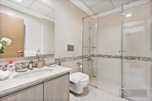 阿布達比的住宿－WelHome - Luxury Apt Close to Yas Water and Ferrari World，带淋浴、卫生间和盥洗盆的浴室