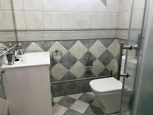 a bathroom with a toilet and a sink at Detached villa, private pool only 10 minutes to beaches in Valle de San Lorenzo