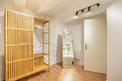 Cette chambre dispose d'une étagère en bois et d'un ascenseur en verre. dans l'établissement La Halte Strasbourgeoise - Superbe appt près de la Petite France, à Strasbourg