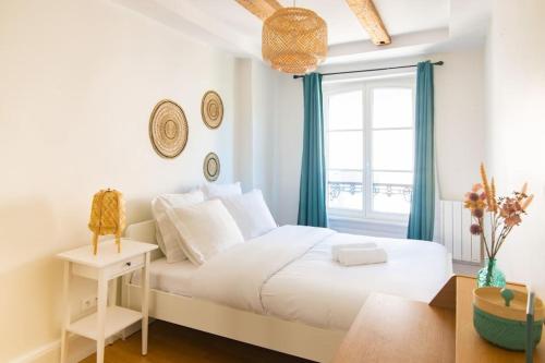 une chambre blanche avec un lit et une fenêtre dans l'établissement Splendide T3 proche Petite France Dragon, à Strasbourg