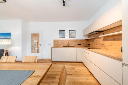 Cuisine ou kitchenette dans l'établissement Mountain Lodge - by myNests