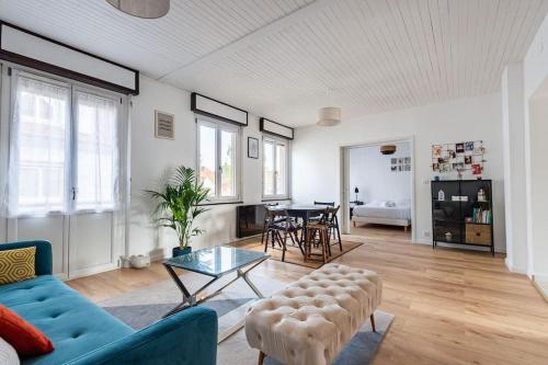 un salon avec un canapé bleu et une table dans l'établissement Wangenbourg 3, à Strasbourg