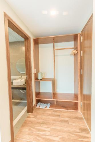 a bathroom with a shower with a glass door at Sapa Yen Hotel in Sa Pa