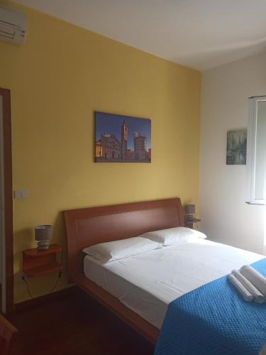 1 dormitorio con 1 cama y una foto en la pared en Stanza Maggiore, en Parma