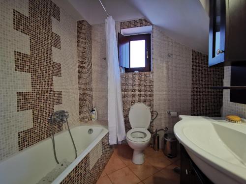 Koupelna v ubytování Anaroussa Villa