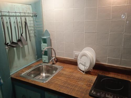 a kitchen counter with a sink and a mixer at La gota de leche 3 in Sanlúcar de Barrameda