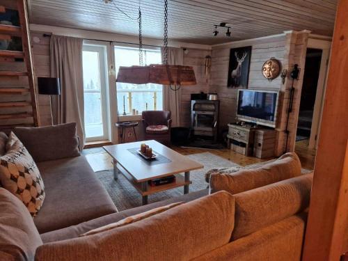 uma sala de estar com um sofá e uma mesa de centro em Åre-Bjørnen Falken 17A em Åre