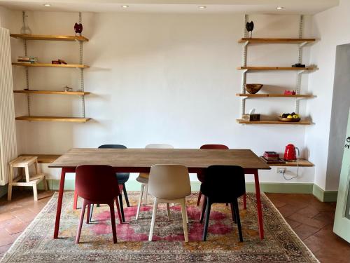 - une salle à manger avec une table et des chaises en bois dans l'établissement BergaNest, à Bergame
