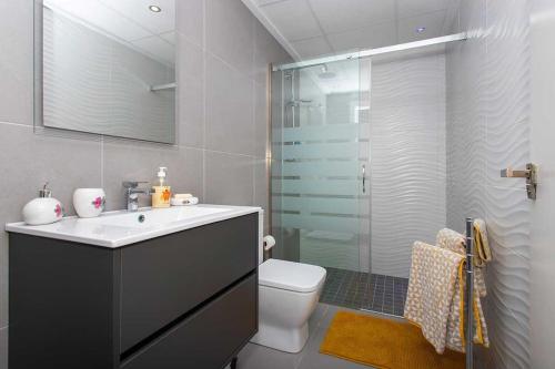 een badkamer met een wastafel, een toilet en een douche bij CH Natura Park Ciudad Quesada in Rojales
