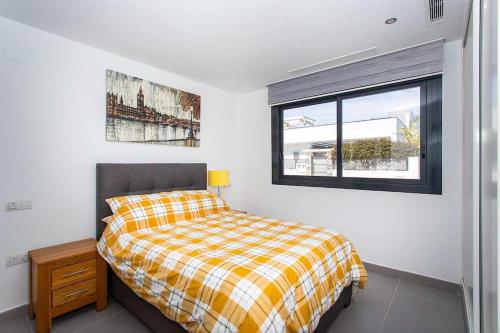 een slaapkamer met een bed en een raam bij CH Natura Park Ciudad Quesada in Rojales