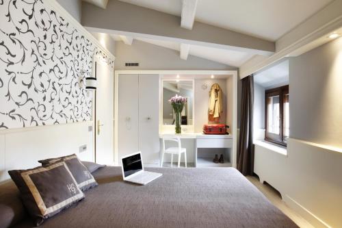sypialnia z łóżkiem z laptopem w obiekcie Hotel Golf we Florencji