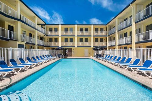 Bazén v ubytování Days Inn by Wyndham Ocean City Oceanfront nebo v jeho okolí