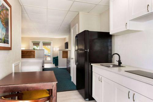 Kuchyň nebo kuchyňský kout v ubytování Days Inn by Wyndham Ocean City Oceanfront