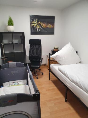 a bedroom with two beds and a desk and a chair at Ferienwohnung/Montagewohnung in Paderborn