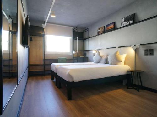 A bed or beds in a room at Ibis Barcelona Castelldefels