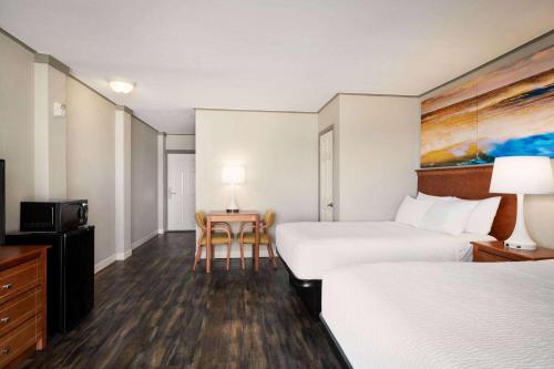 Postel nebo postele na pokoji v ubytování Days Inn by Wyndham Ocean City Oceanfront