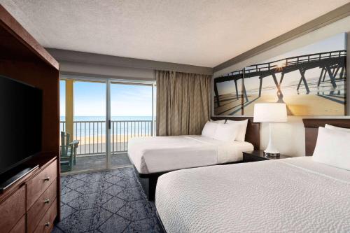 Postel nebo postele na pokoji v ubytování Days Inn by Wyndham Ocean City Oceanfront