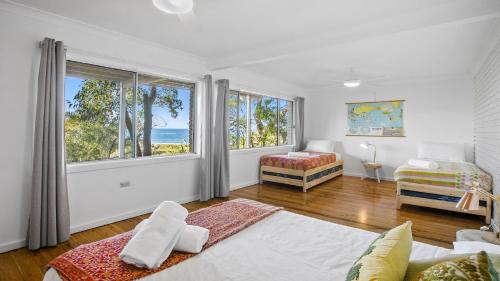 Katil atau katil-katil dalam bilik di Beach Bay and Bush at Killcare