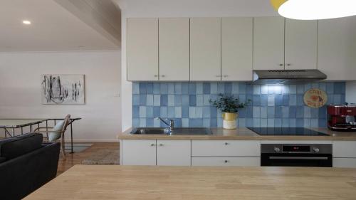 Dapur atau dapur kecil di Beach Bay and Bush at Killcare