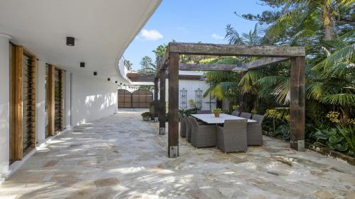 Taman di luar Philotimo - Absolute Beach Front at North Avoca