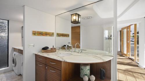 Bilik mandi di Philotimo - Absolute Beach Front at North Avoca