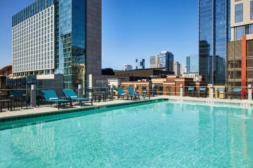 a large swimming pool on the roof of a building at Hilton Garden Inn Nashville Downtown/Convention Center in Nashville