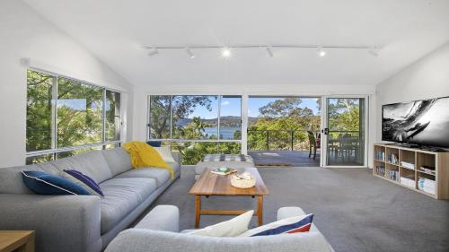 Χώρος καθιστικού στο Bouddi Bush Retreat with Bay Views