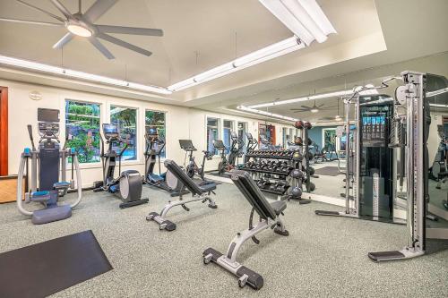 un gimnasio con muchas cintas de correr y máquinas en Ho Olei Residences - CoralTree Residence Collection, en Wailea