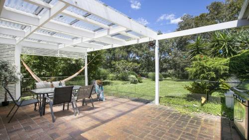 Zahrada ubytování Wisteria Cottage on the Lagoon/Beach