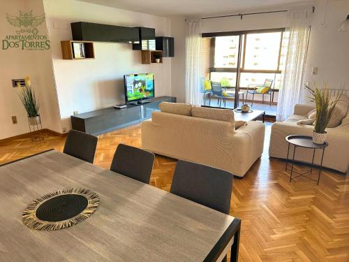 a living room with a couch and a table at Dos Torres Gómez Laguna - Estacionamiento Privado Gratuito in Zaragoza
